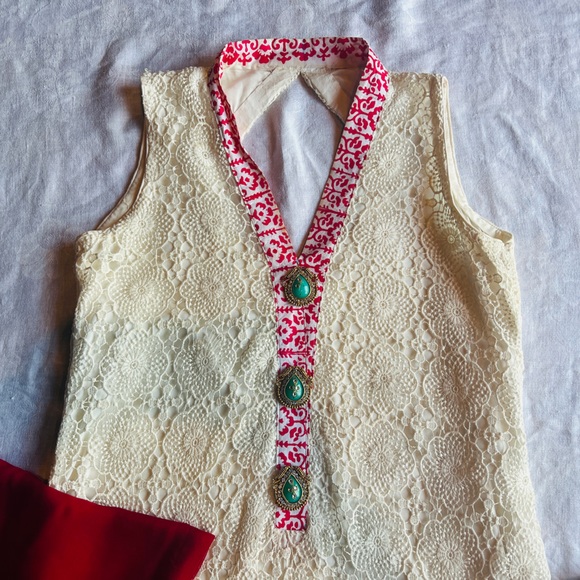 White Threadnet with Red and Blue detailing and Keyhole back detailing - Picture 4 of 6